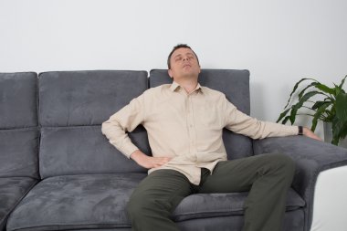 Adam evde rahatlatıcı