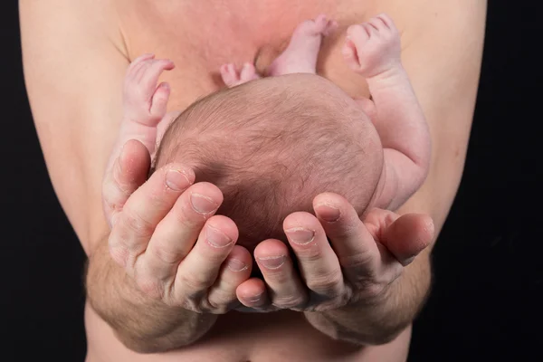 Mother holding head of her newborn — Stock Photo, Image