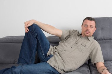 Adam kendini işten sonra rahatlatıcı Divan