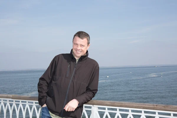 Man op het strand — Stockfoto