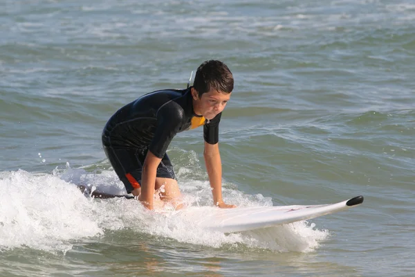 El chico está surfeando —  Fotos de Stock