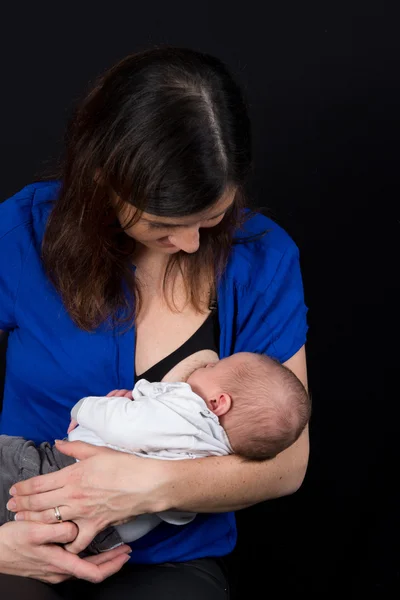 婴儿小女孩母乳喂养 — 图库照片