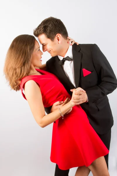 若いカップルのタキシードと恋のドレス — ストック写真