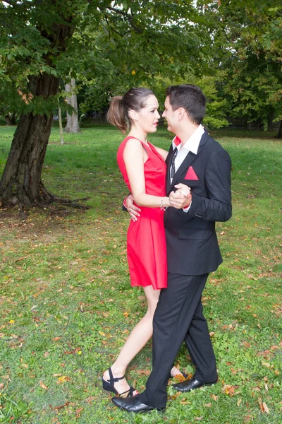 Jovem casal smoking e vestir-se no amor — Fotografia de Stock