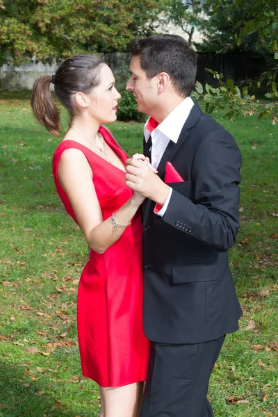 Jovem casal smoking e vestir-se no amor — Fotografia de Stock