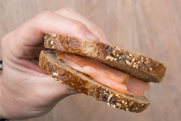 Sándwich con salmón ahumado —  Fotos de Stock