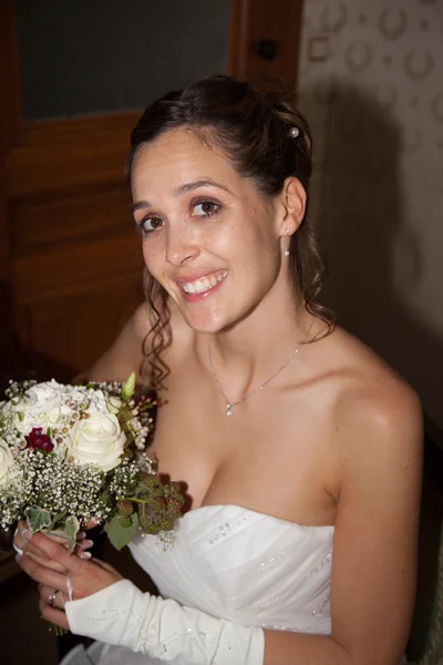 Beautiful young bride with wedding — Stock Photo, Image