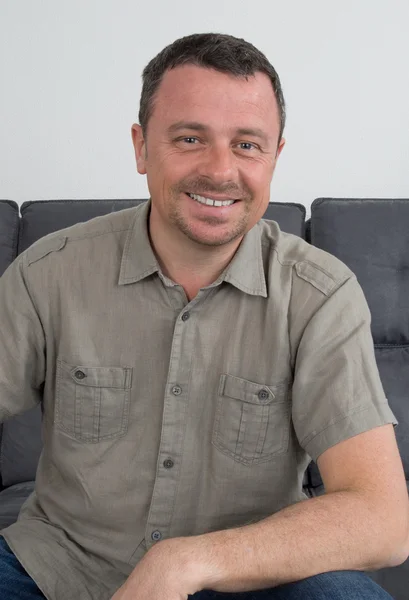 Hombre feliz en su sofá —  Fotos de Stock