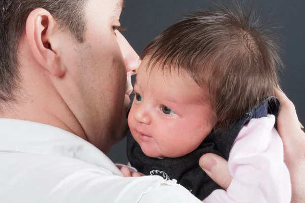 Meisje van de baby genieten van een moment van knuffelen met haar vader — Stockfoto