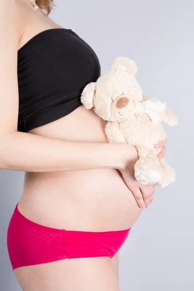 Молодая беременная мать — стоковое фото