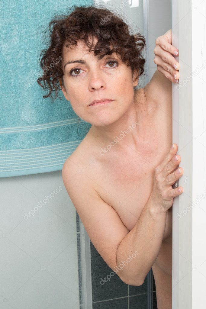 Makeout bathroom curly shorts