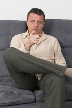 Mutlu adam evde onun kanepe rahatlatıcı