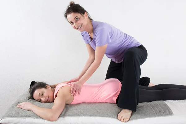 Shiatsu massage at spa center — Stock Photo, Image