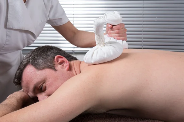 Uomo che fa un bel massaggio al centro benessere — Foto Stock