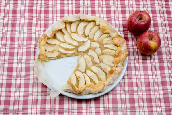 Home-made apple pie and apples — Stock Photo, Image