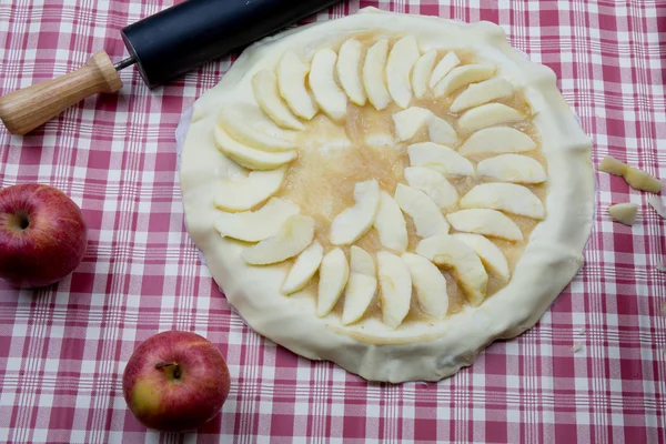 Arranging the apples on the pastry in the mold — Stock Photo, Image