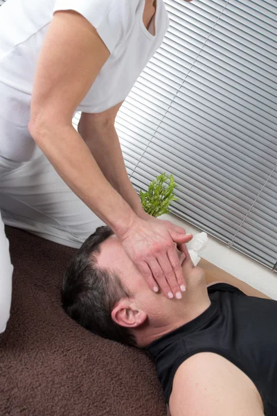 Masaje Shiatsu en el centro de spa —  Fotos de Stock