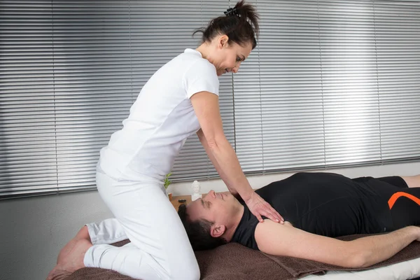 Шіацу масаж — стокове фото