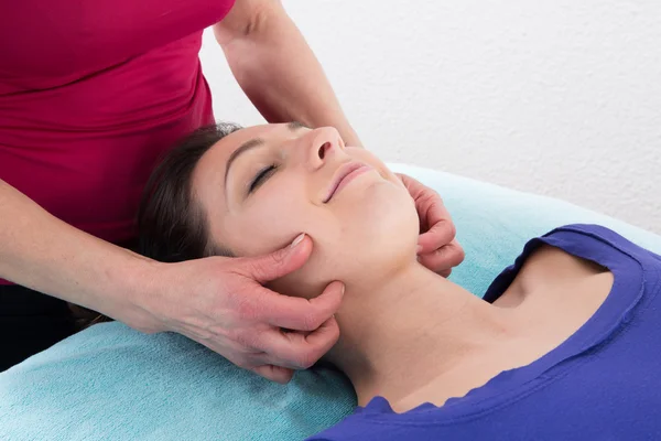 Adorável jovem mulher fazendo uma massagem — Fotografia de Stock