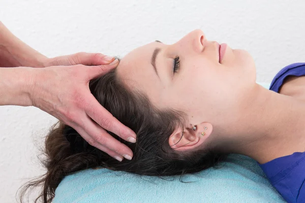 Härlig ung kvinna en massage — Stockfoto