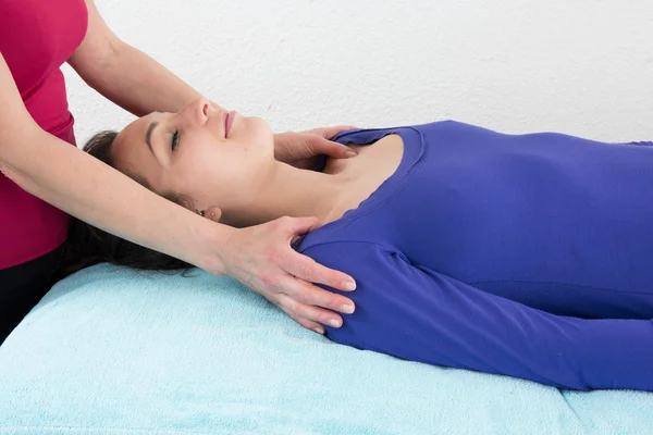 Adorável jovem mulher fazendo uma massagem — Fotografia de Stock