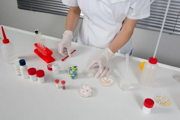 Uma mulher cientista feliz — Fotografia de Stock