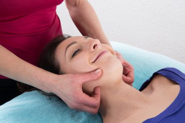 Kadın bir shiatsu masaj yaptırdığım