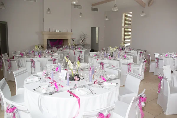 Tisch weiß und rosa für Hochzeitstag — Stockfoto