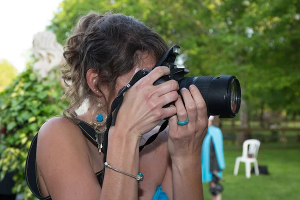 Portret Van Mooie Brunette Meisje Maken Foto Zomer Groen Park — Stockfoto