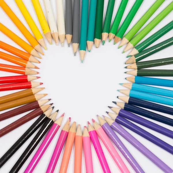 Kolorowe kredki rama serce — Zdjęcie stockowe