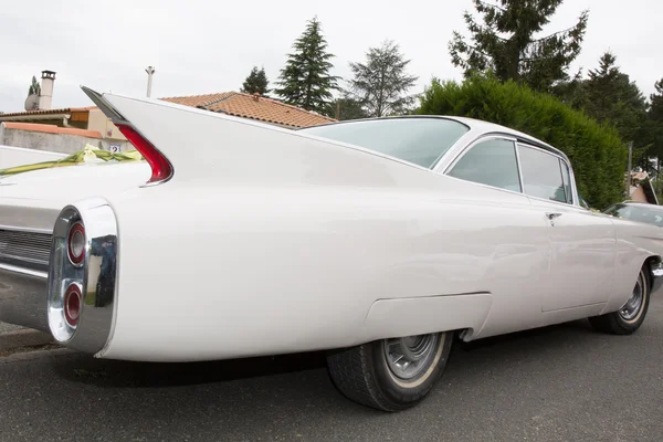 Американський автомобіль від 50-х в день весілля — стокове фото
