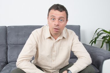 Evde koltukta oturan mutlu adam portresi