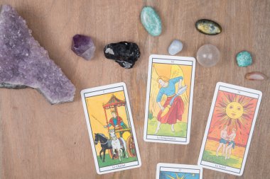 Tarot'un, kahverengi ahşap arka plan üzerinde taşlar şifa ezoterik tablo