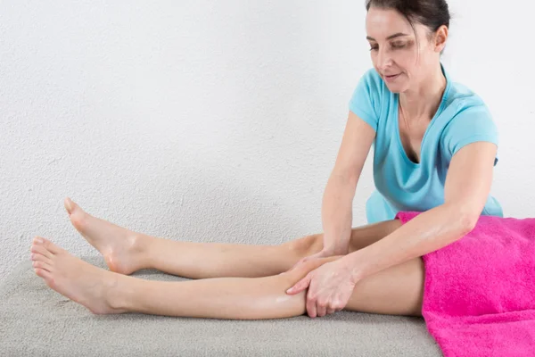 Massage given by a woman therapist — Stock Photo, Image