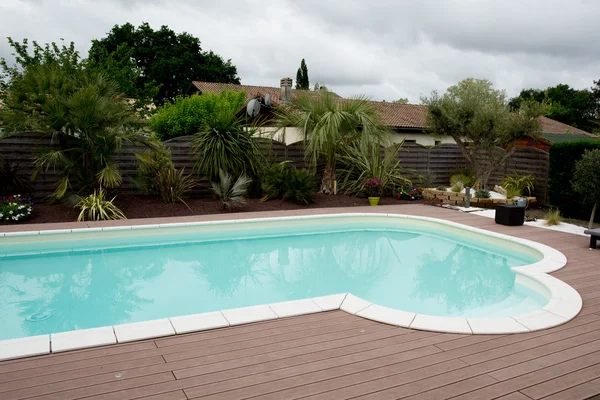 Hermosa piscina — Foto de Stock