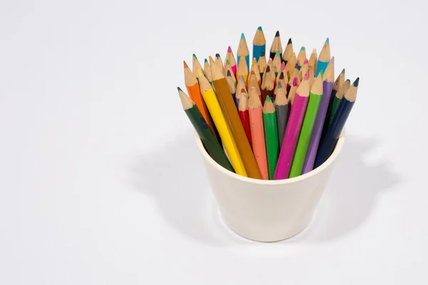 Crayons colorés isolés en blanc — Photo