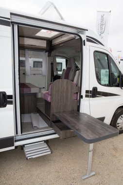 Kamp araba veya motorlu ev açık yola çıkmak hazır
