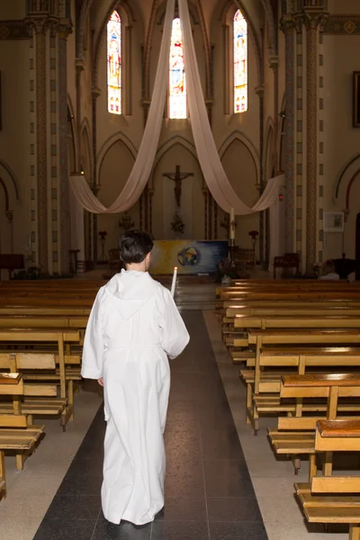 Ragazzo inginocchiato e pregando in chiesa — Foto Stock