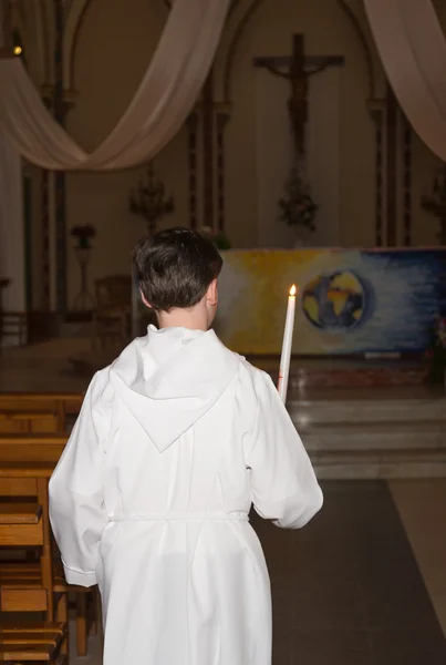 Ragazzo inginocchiato e pregando in chiesa — Foto Stock