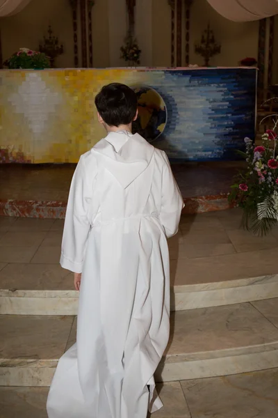Ragazzo inginocchiato e pregando in chiesa — Foto Stock