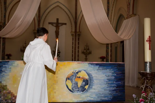 Ragazzo inginocchiato e pregando in chiesa — Foto Stock