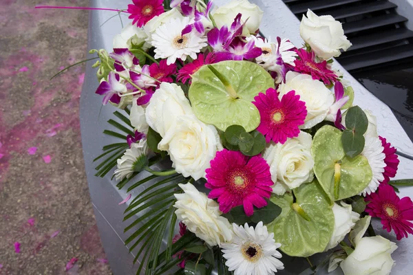 El día de la boda, un hermoso ramo de flores de color —  Fotos de Stock