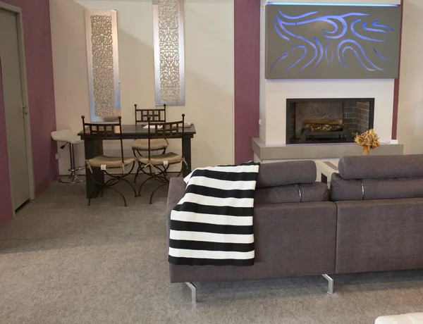 Una sala de estar de estilo contemporáneo con chimenea — Foto de Stock
