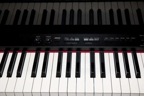 Teclas de piano vistas de cima - piano branco e preto — Fotografia de Stock