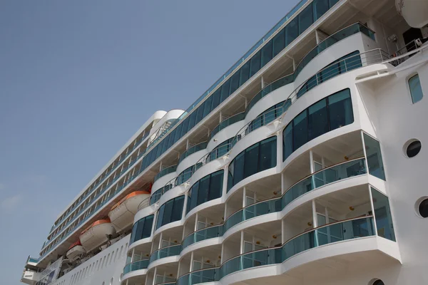Bir bağlantı noktası olarak yerleştirilmiş beyaz Cruise ship — Stok fotoğraf