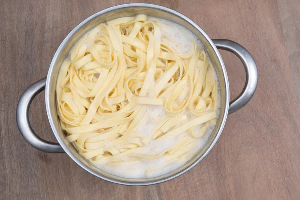 Pasta in een kokend water. — Stockfoto