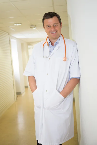 Doctor in hospital waiting for patient — Stock Photo, Image