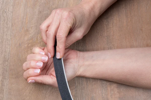 Kvinnliga händer med perfekt nail fransk manikyr — Stockfoto