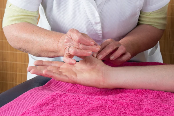 Treatment acupuncture by a therapist — Stock Photo, Image
