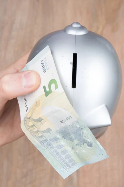 Buisness, Bank- en besparingen concept - geld in kleine grijze piggy bank — Stockfoto